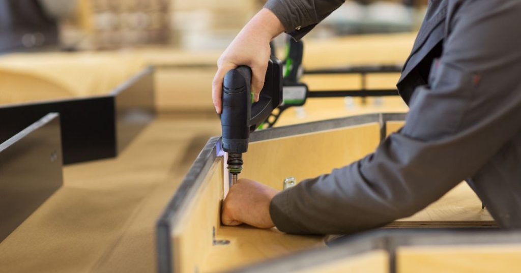 Como Montar Guarda-Roupa em Belém: 5 Passos e Dicas capa montador de moveis em Belém